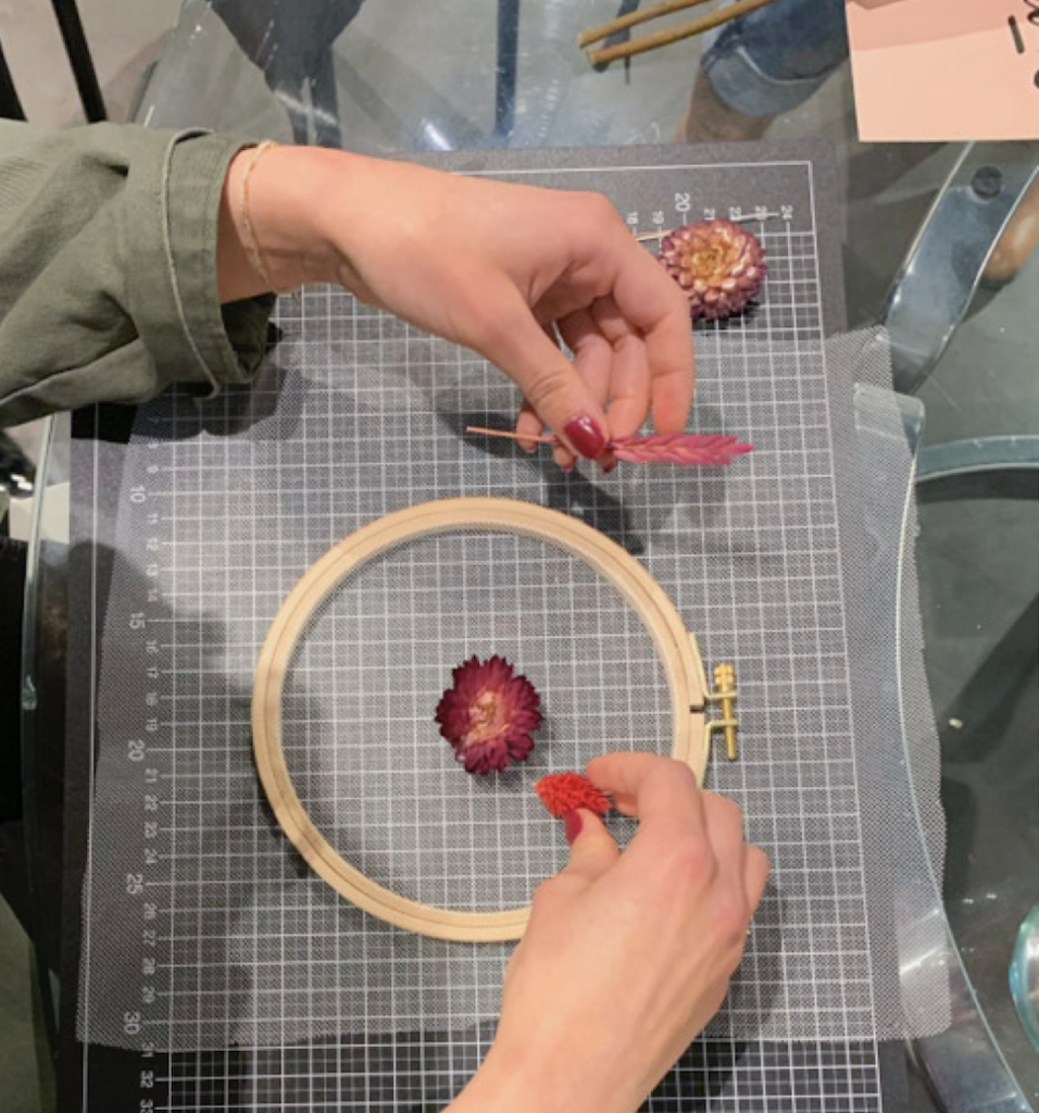 blog déco fleurs rouges rose tambour rond bois table verre