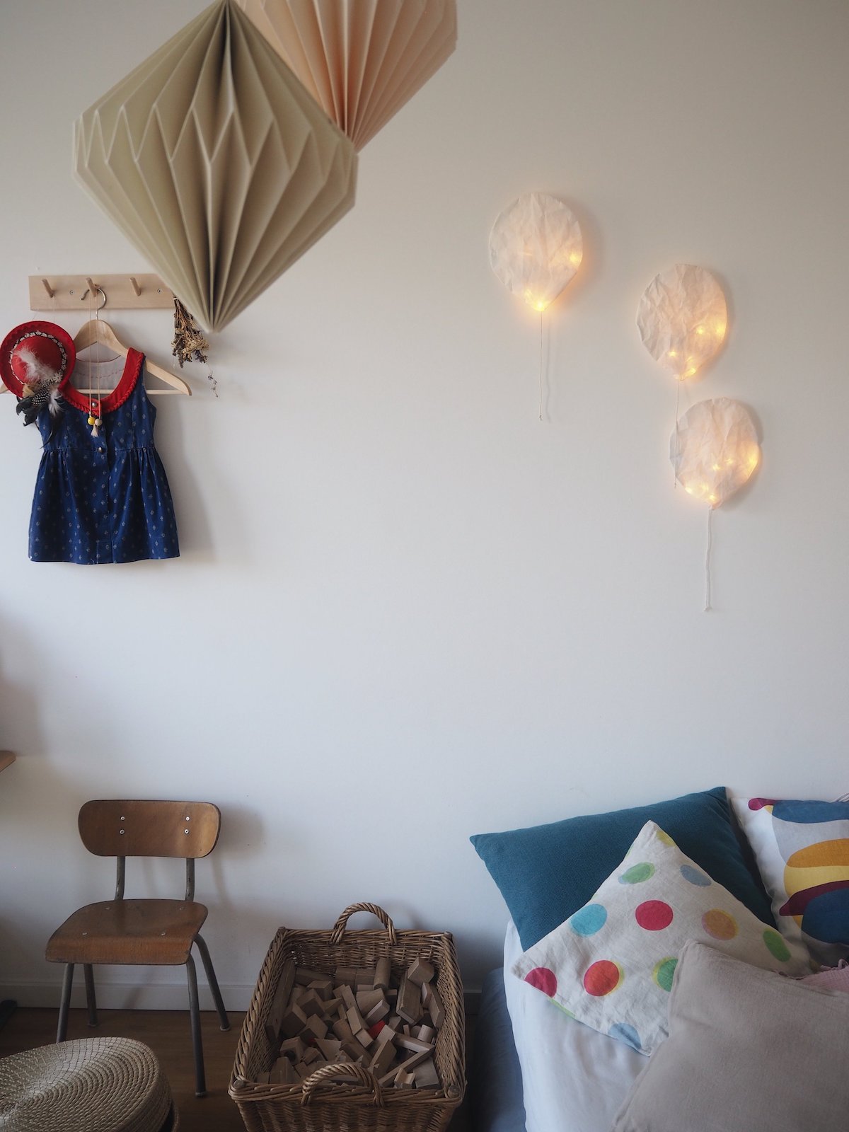 déco chambre blanc épurée lampe ballon rond