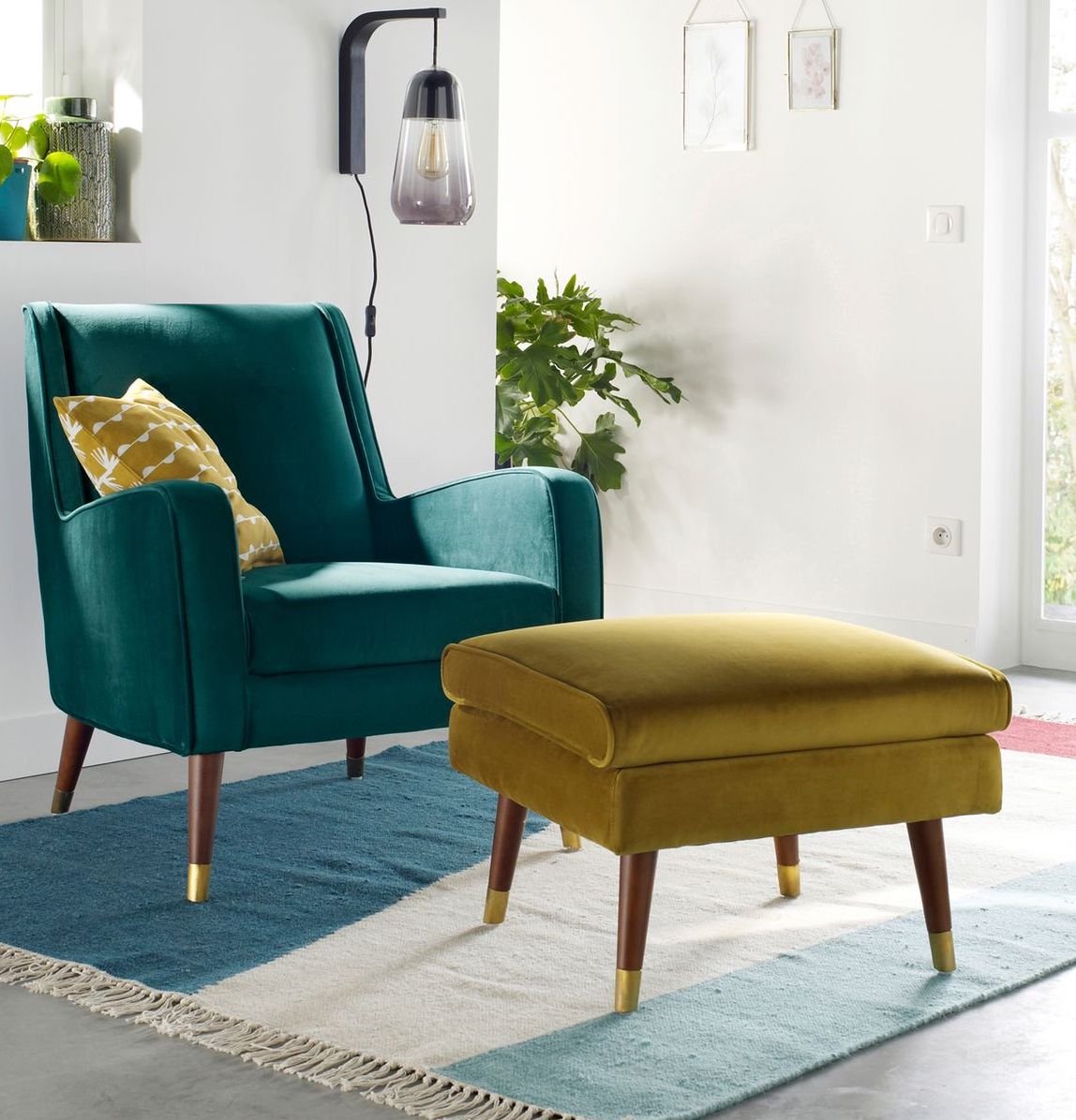déco été vintage brazil petit salon fauteuil bleu pouf jaune moutarde velours style sobre élégant