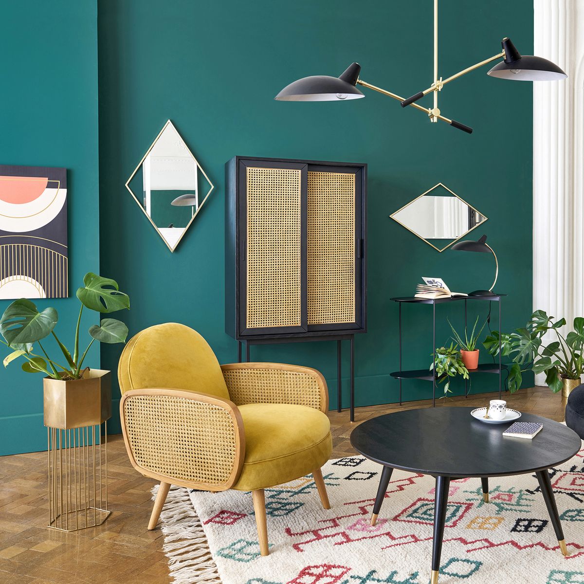 clemaroundthecorner salon moderne vintage fauteuil rond cannage jaune moutarde mur bleu miroir losange laiton