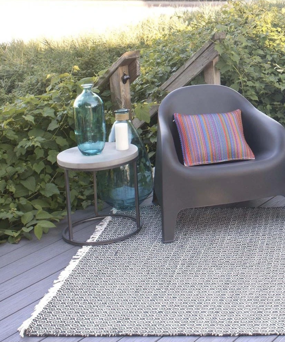 où trouver un tapis d extérieur frange motif graphique noir et blanc terrasse fauteuil plastique table basse ronde - blog déco - clemaroundthecorner