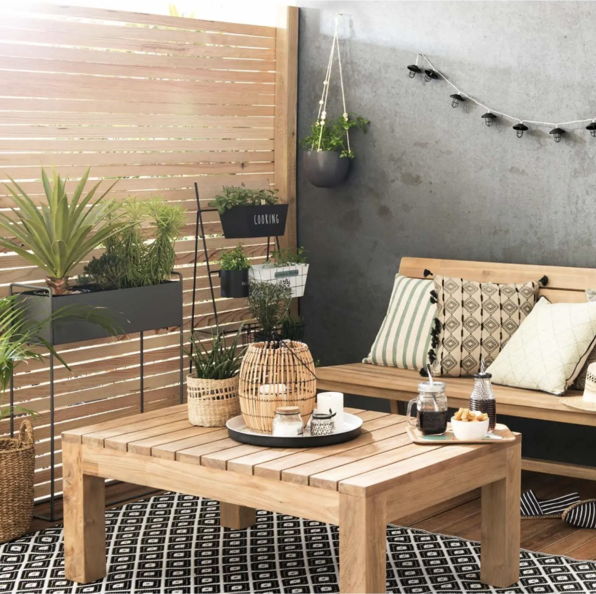 tapis d extérieur pas cher style graphique noir et blanc terrasse balcon table basse bois déco décoration clematc