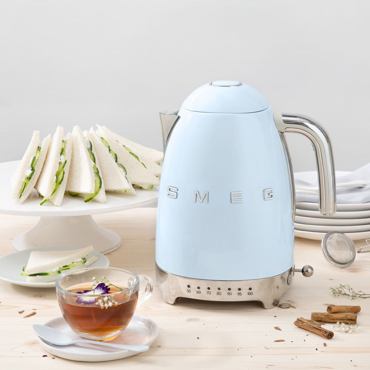 Ma sélection déco pour un brunch maison bouilloire smeg bleu déjeuner - blog déco - clemaroundthecorner