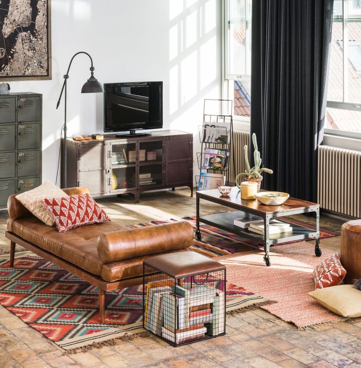 tapis colorés salon parquet bois banquette cuir marron studio industriel blog déco