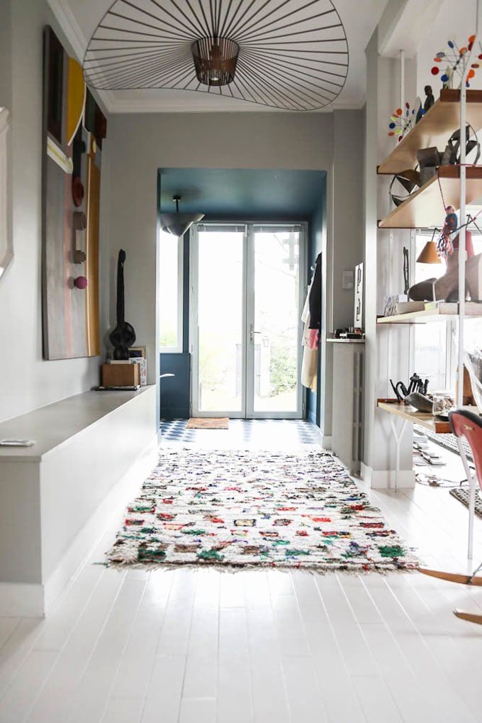 tapis berbère colorés couloir parquet blanc lampe suspension design métallique noir blog déco