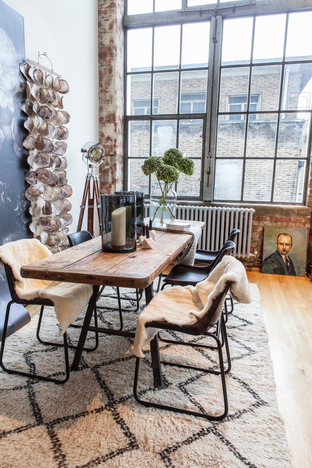 loft londonien industriel tapis berbère noir et blanc table métal noir bois clemaroundthecorner