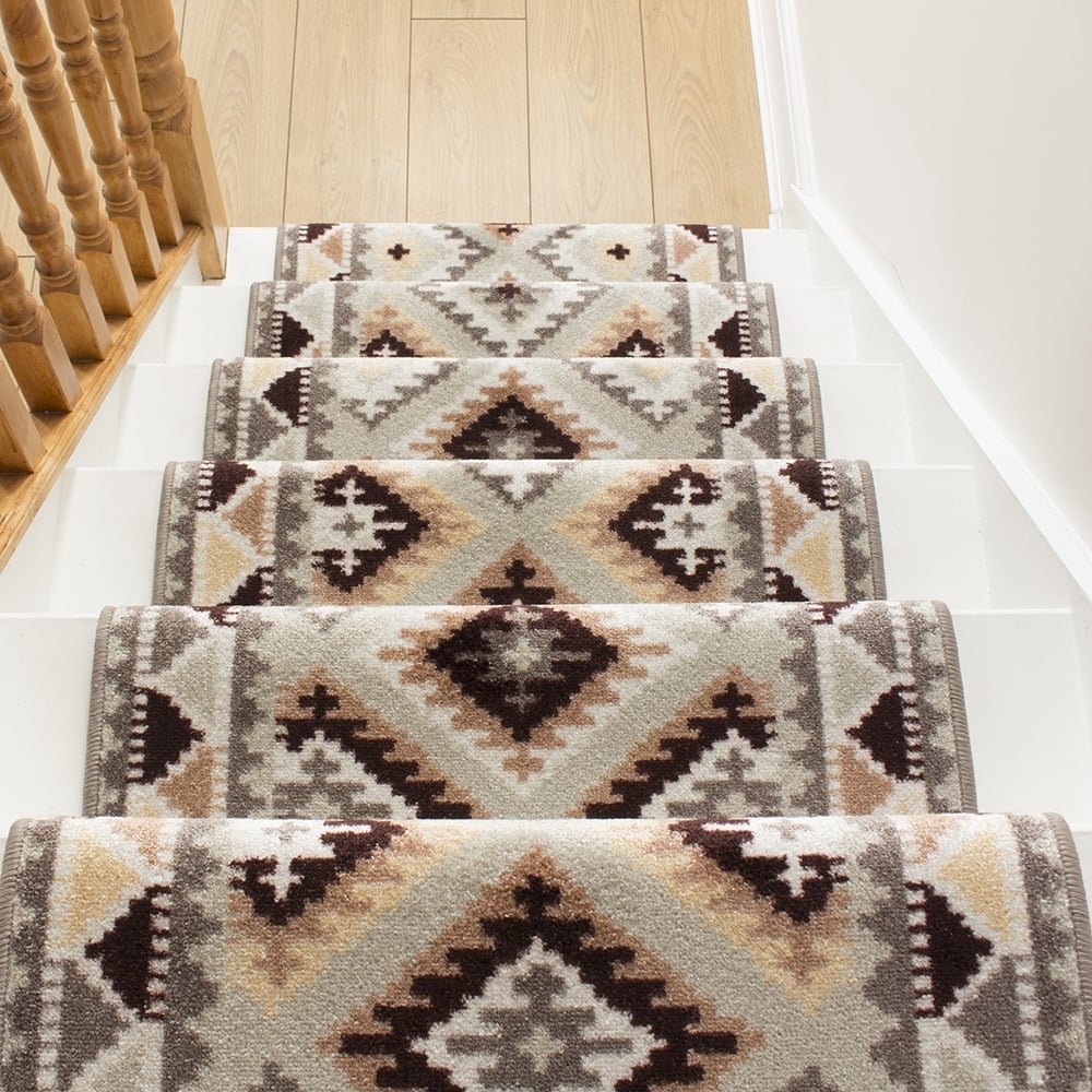 clemaroundthecorner déco escalier bois tapis marron ethnique maison