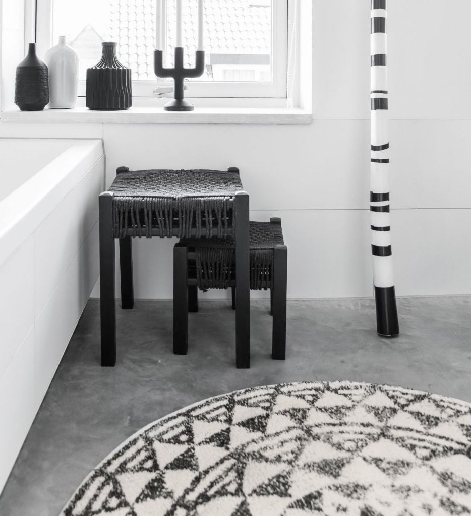 blog déco salle de bain blanche et noir tapis rond ethnique
