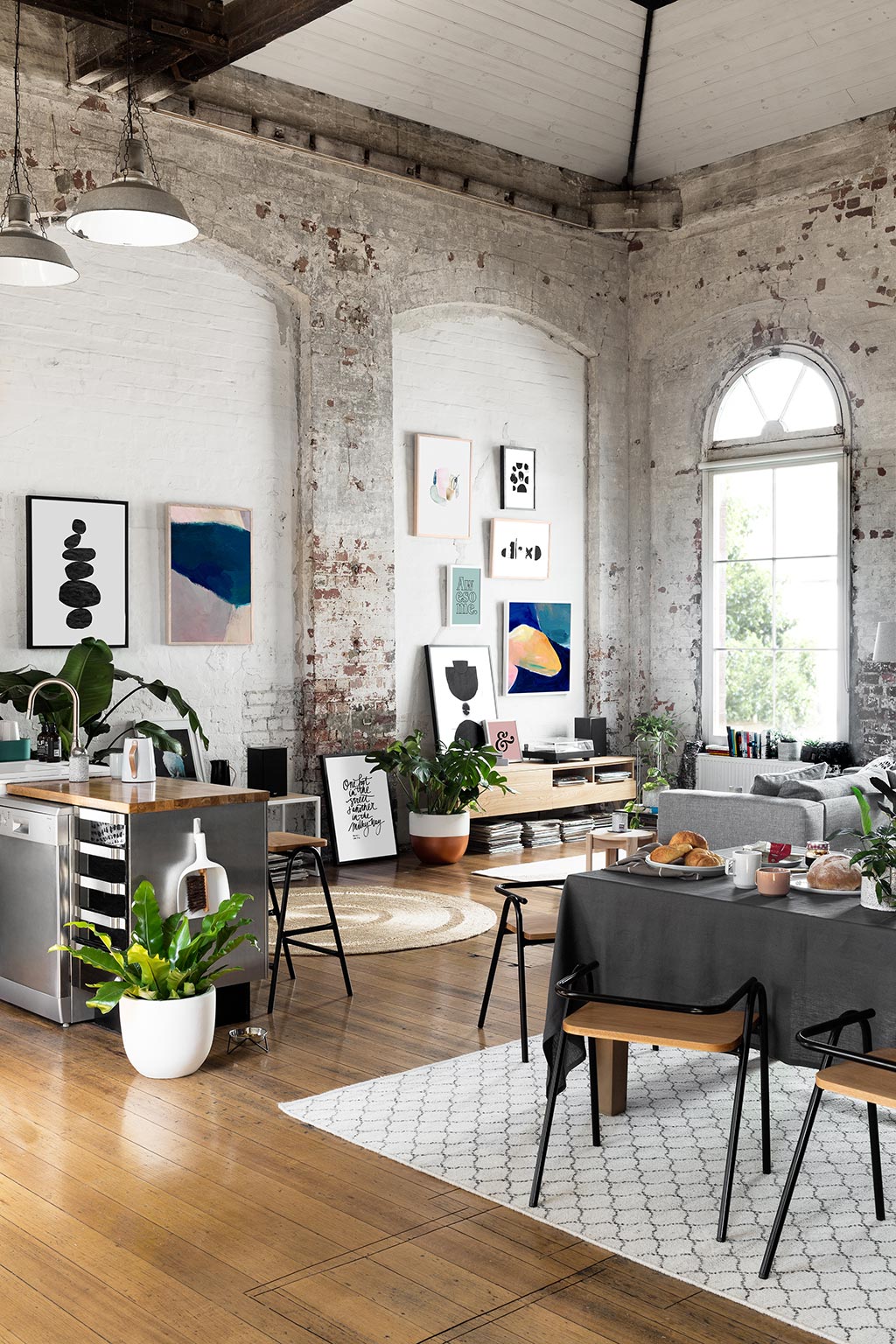 blog déco loft australien style industriel parquet bois mur pierre tapis berbère