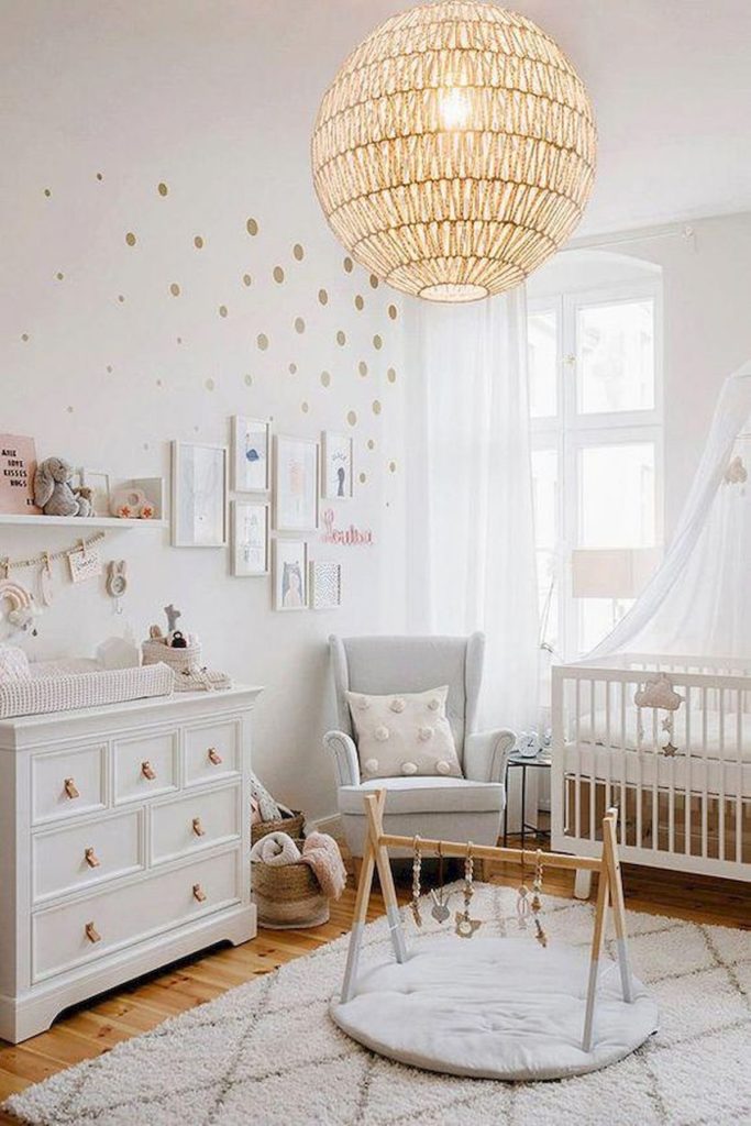 blog déco chambre enfant blanche épurée voile transparent lit bébé tapis berbère