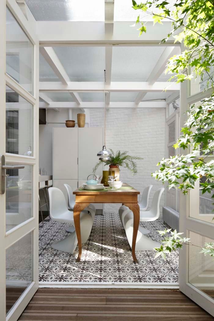 verrière cuisine blanche carreaux ethnique lumineux terrasse bois blog déco
