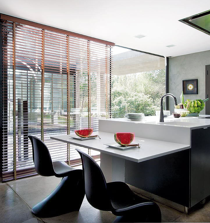 cuisine ouverte moderne industriel effet béton chaise de bar ronde noire clemaroundthecorner