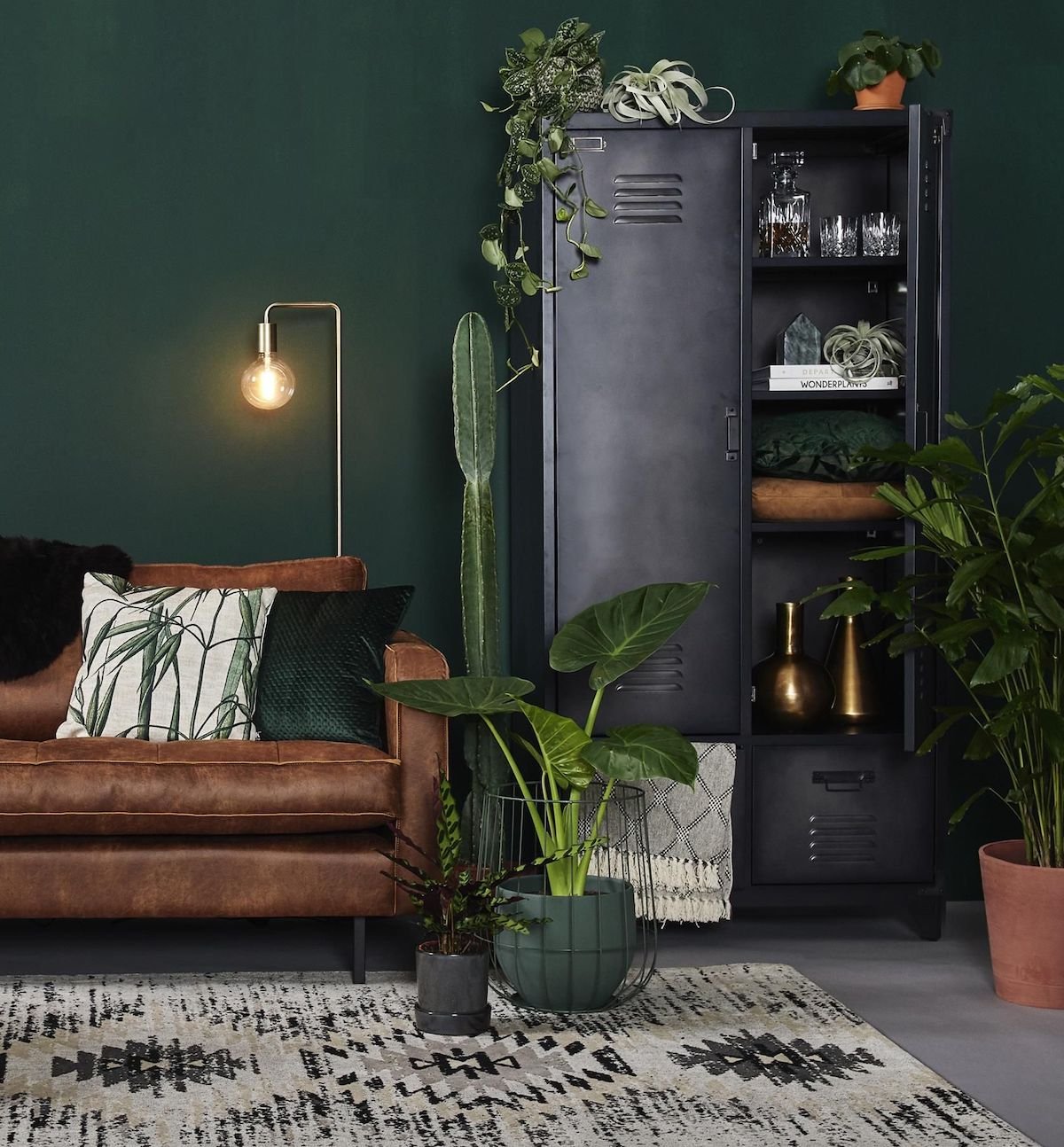 salon urban jungle plante verte industriel canapé cuir blog déco