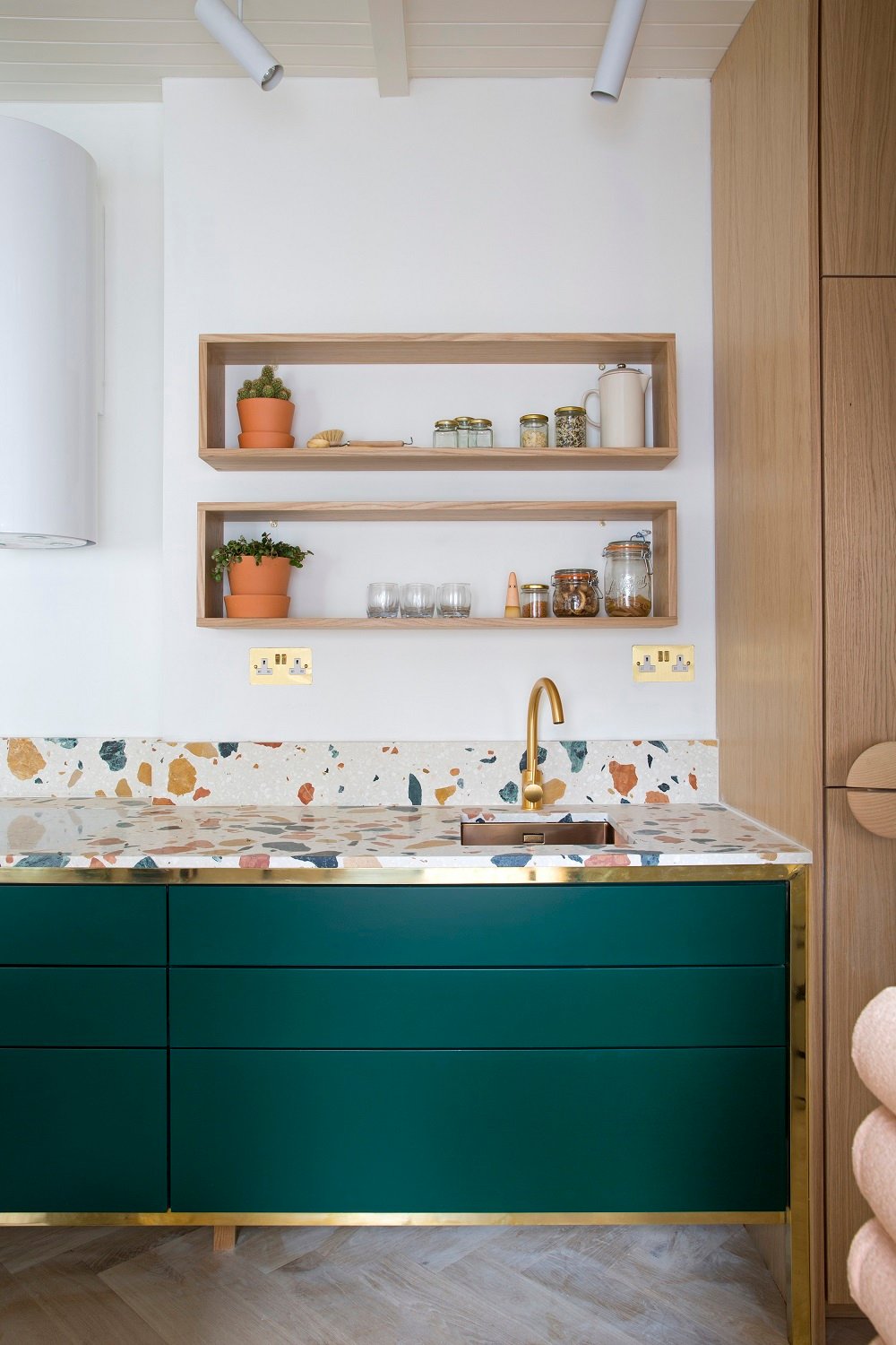 cuisine tendance laiton et terrazzo vert foncé blog clemaroundthecorner