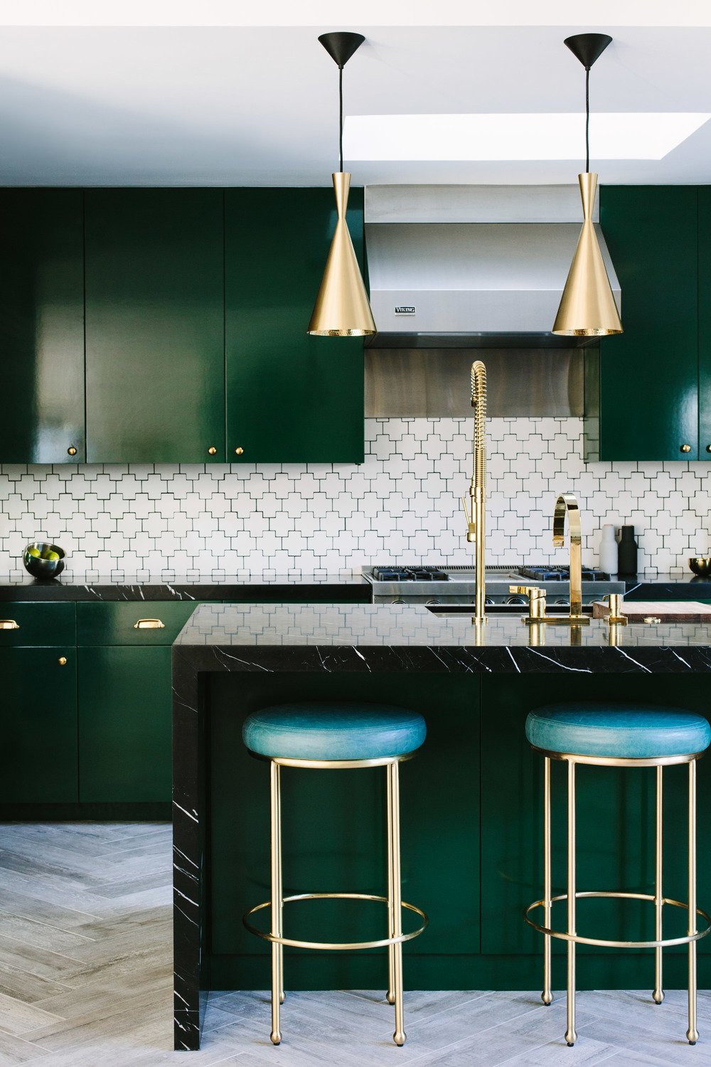 cuisine ouverte chic et sobre vert foncé marbre noir blog clemaroundthecorner
