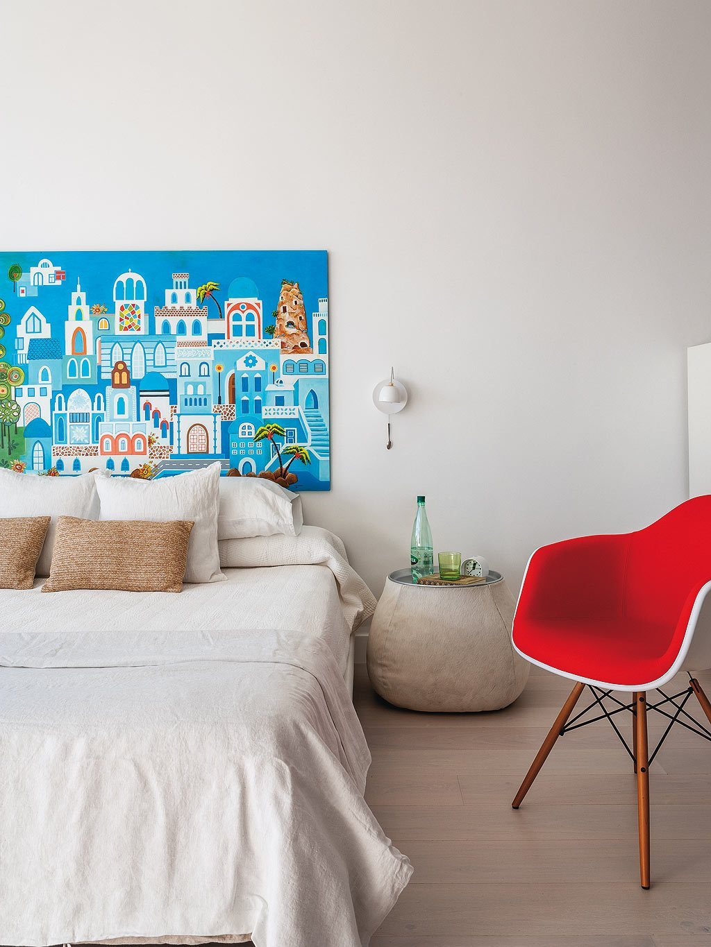 maison à malaga chambre tableau tête de lit chaise scandinave rouge eames - blog déco - clem around the corner