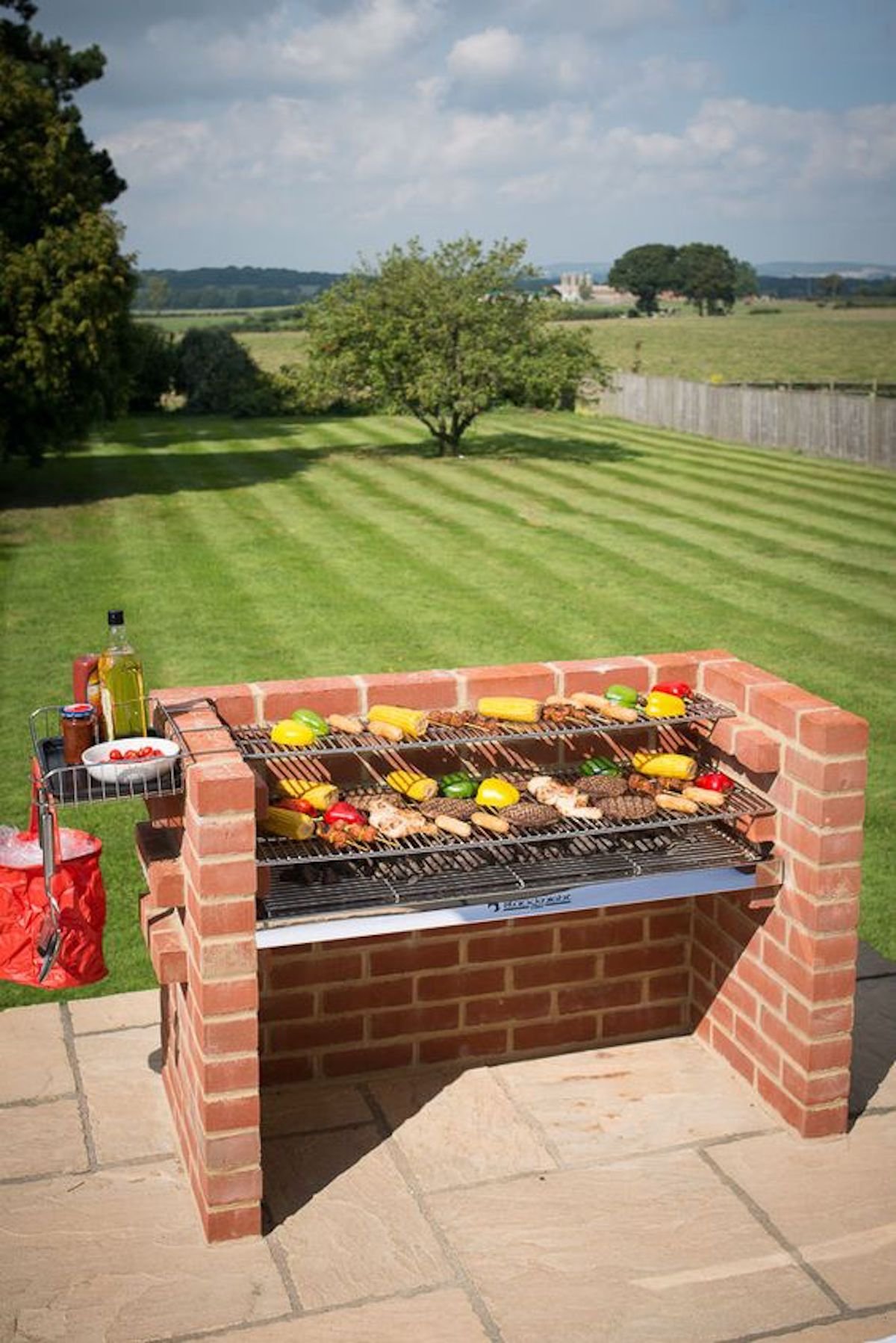 grill bbq mur de briques rouge grille jardin terrasse extérieure - blog déco - clematc