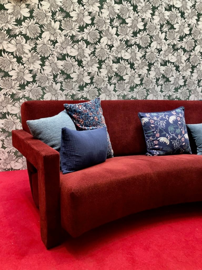 papier peint rétro fleurie canapé velours rouge coussin bleu motif - blog déco - clemaroundthecorner