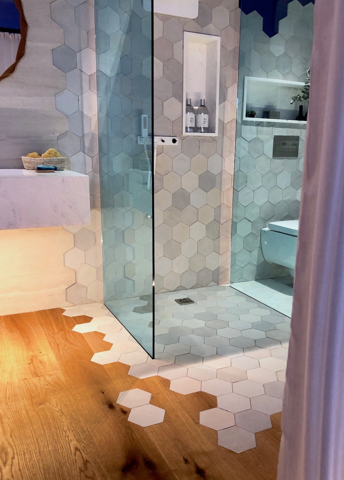 douche italienne ouverte carrelage hexagone fondu incrusté parquet suite parentale Porcelanosa