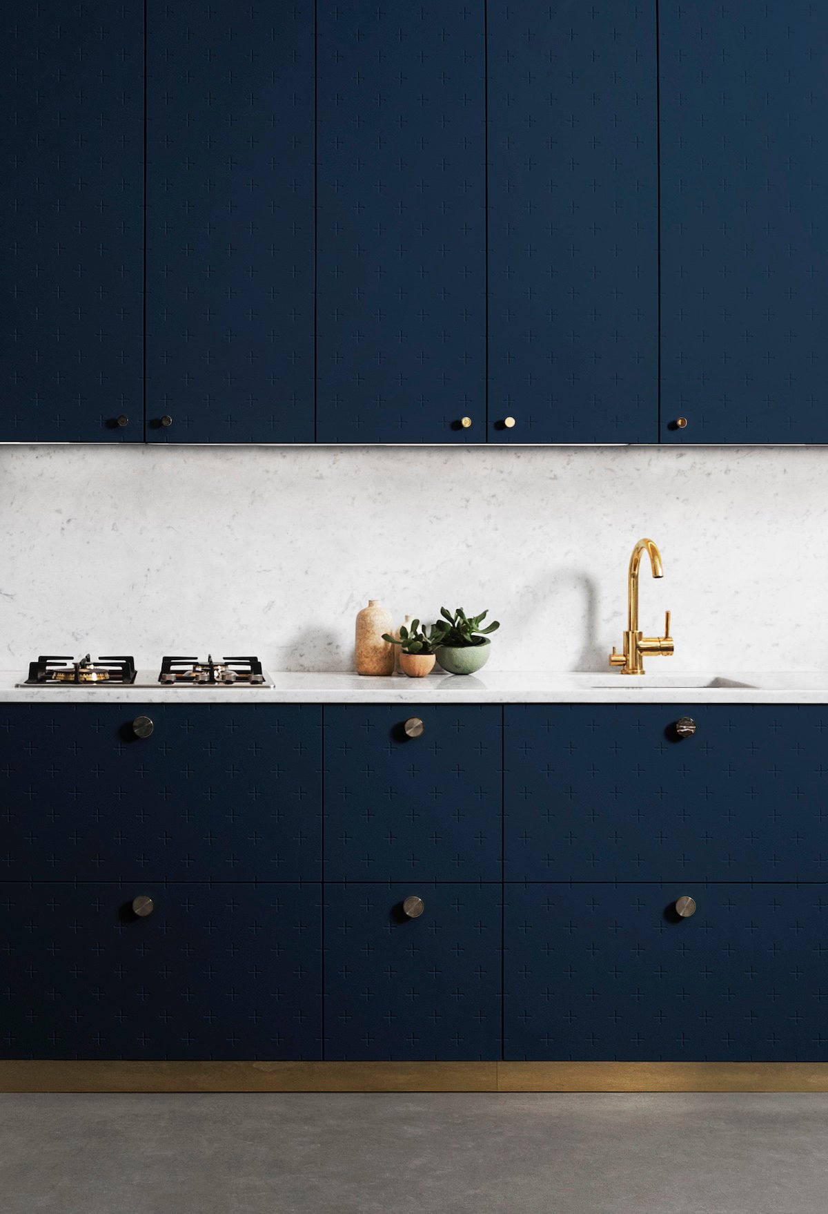 cuisine bleu intense plan de travail marbre pierre robinet or dore clem around the corner