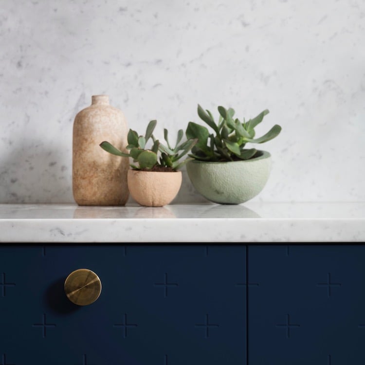 plan de travail marbre gris blanc meuble bleu nuit foncé
