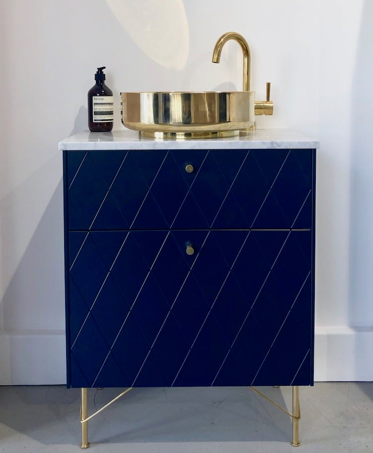 superfront pop up ikea hack salle de bain bleu doré laiton clemaroundthecorner