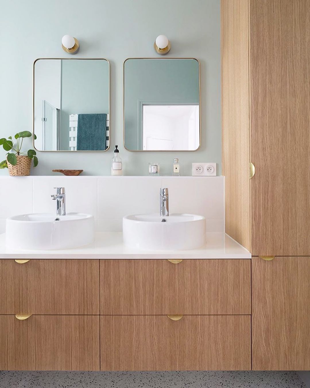 salle de bain rétro vintage miroir carré bord arrondi doré meuble bois