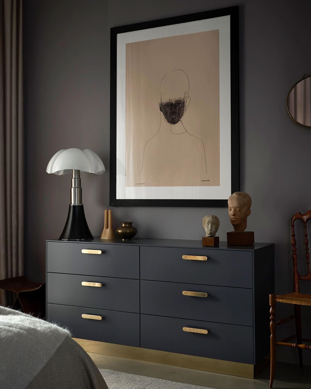déco masculin meuble buffet noir poignée laiton or pipistrello chambre mur noir