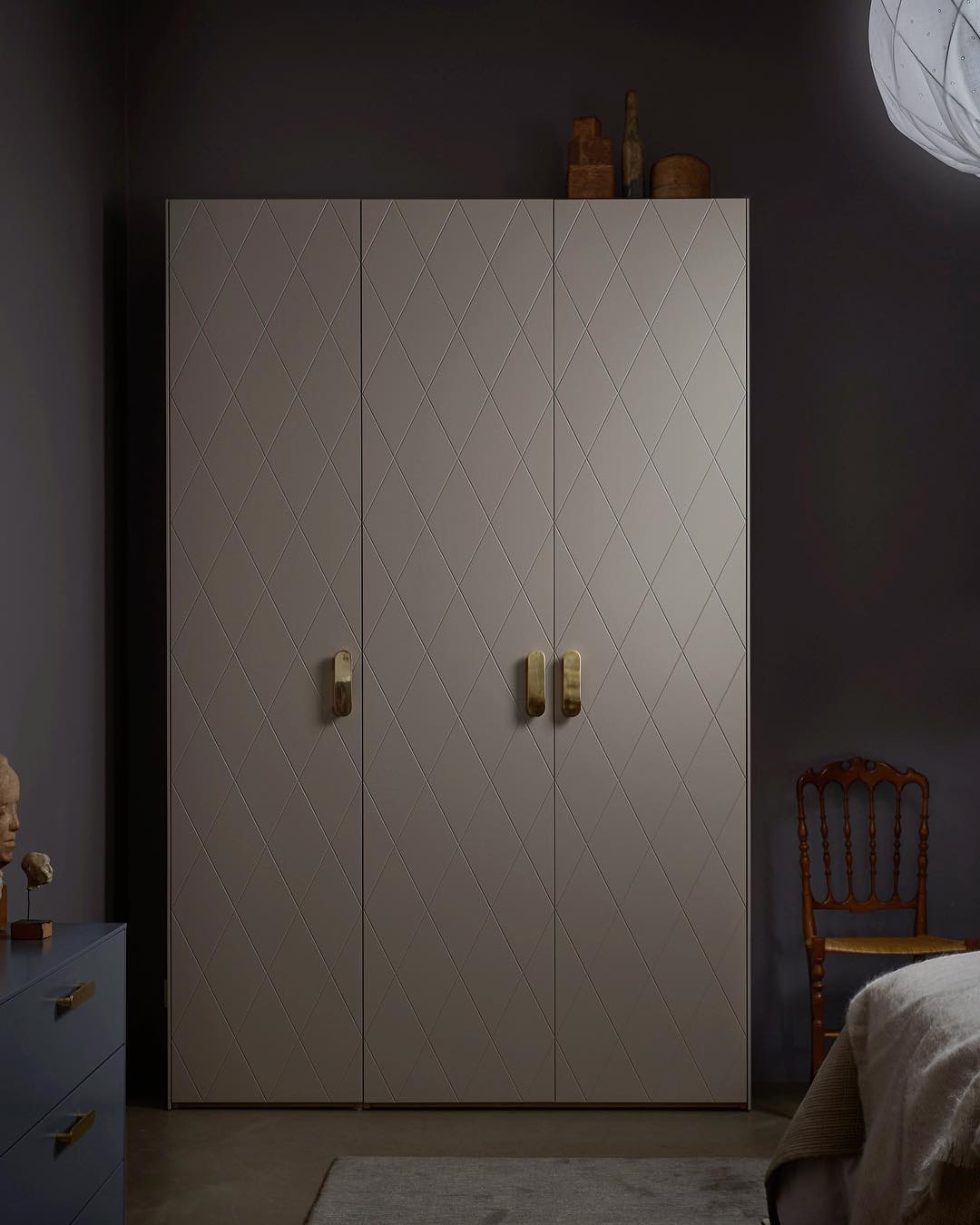 chambre grise foncée peinture mur dressing losange beige poignée laiton design