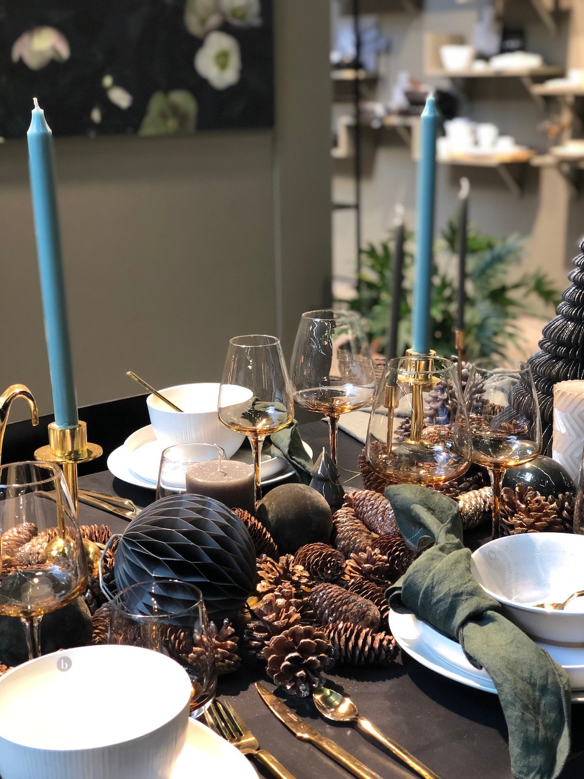 table de noël or doré rose bougeoir bleu pomme de pin nature tendance centre - blog déco - clem around the corner