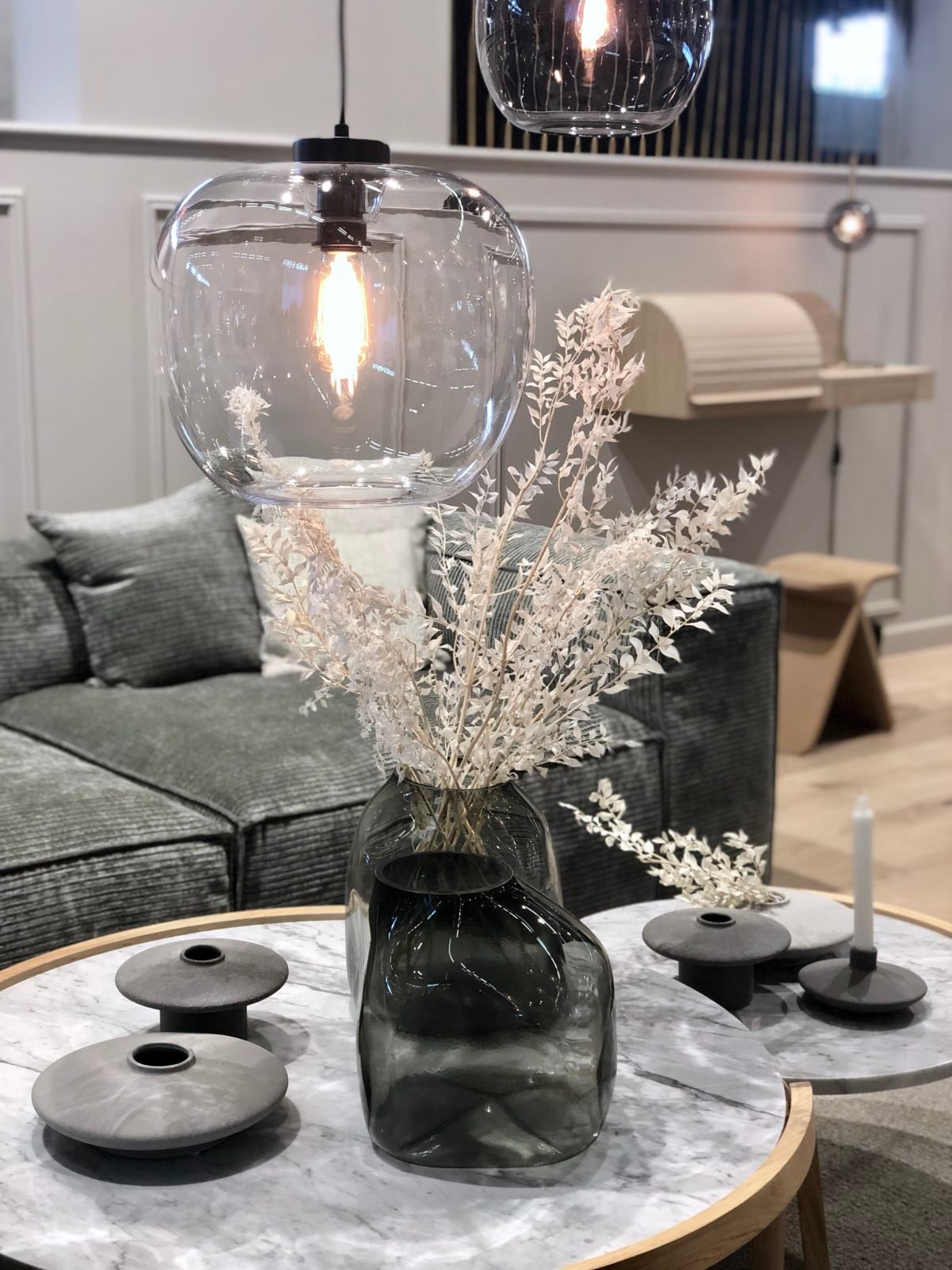salon hiver hygge bolia vert kaki gris table basse ronde bois marbre clem around the corner