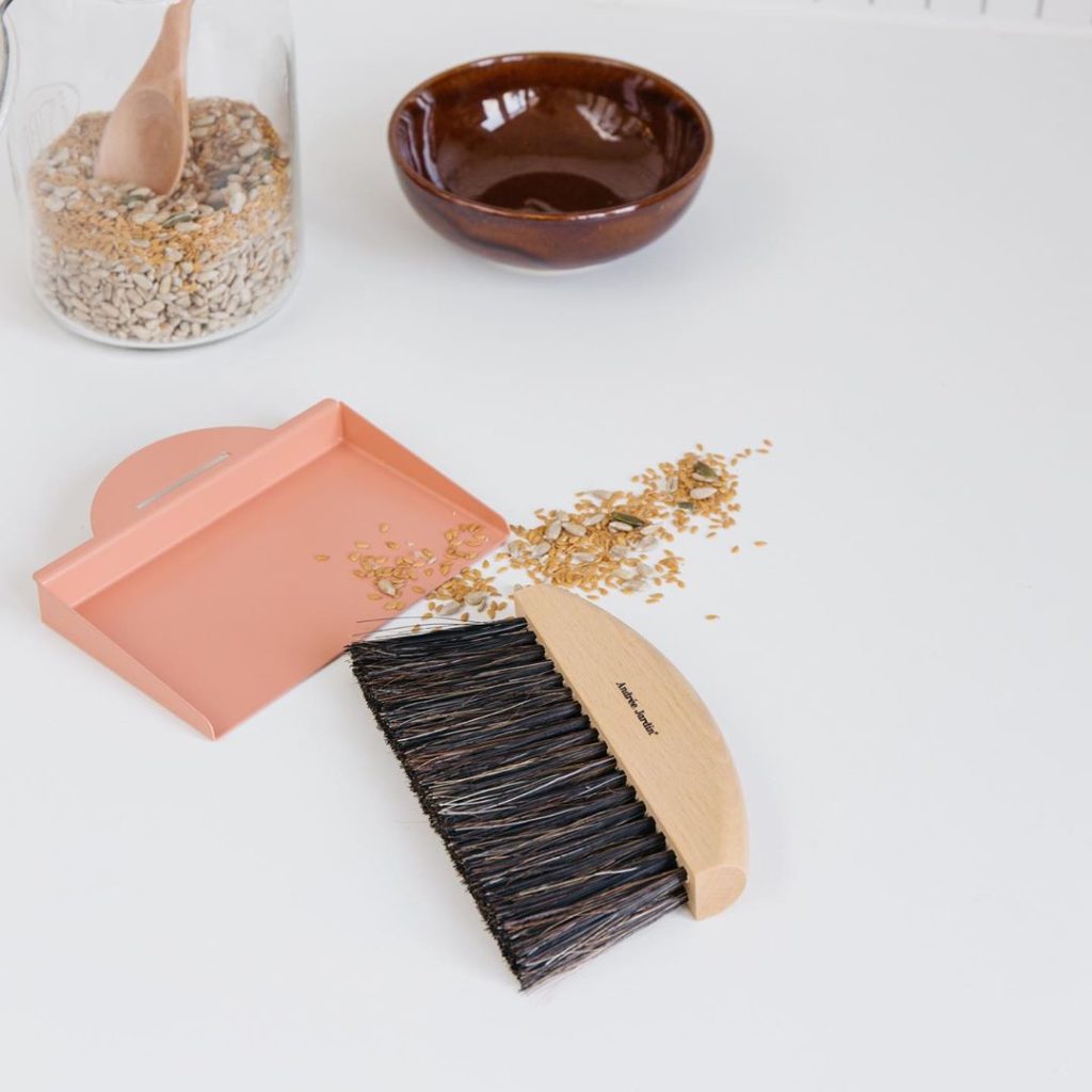 balayette design rose bois eco-responsable bio écolo - blog décoration maison clem around the corner