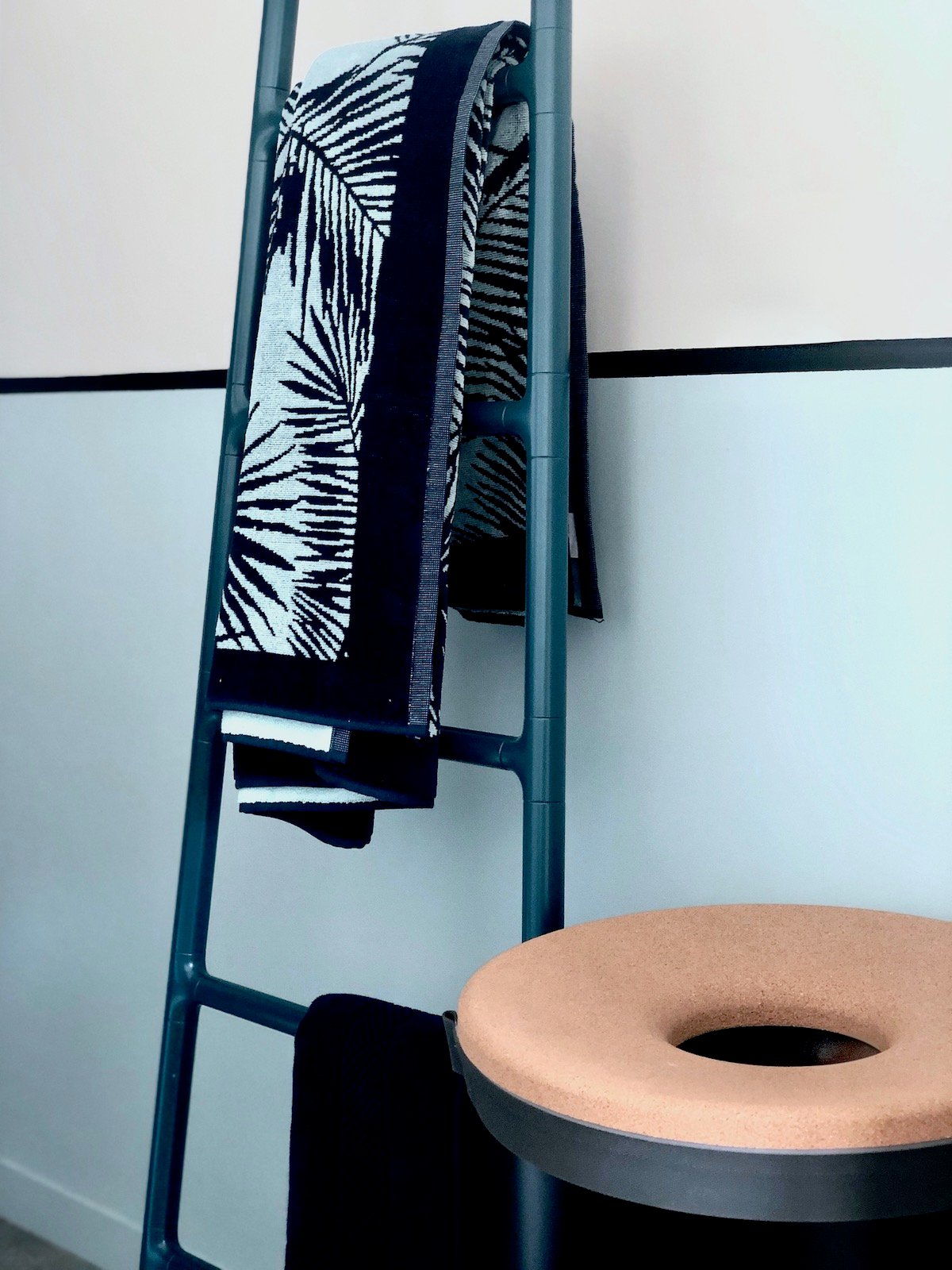étagère échelle chauffante radiateur salle de bain originale blog design - clemaroundthecorner