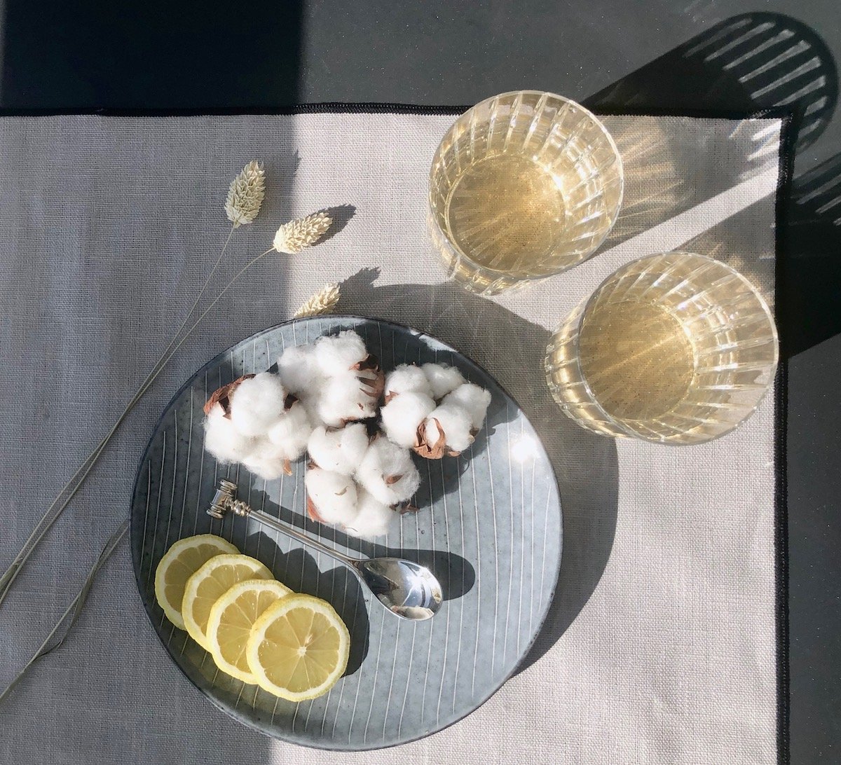 rentrée slow living set design harmony lin enduit fleur de coton verre baccarat assiette broste bleu rayé style scandinave - clemaroundthecorner