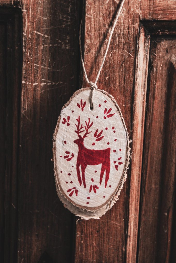 déco savoyarde chalet porte bois cerf rouge