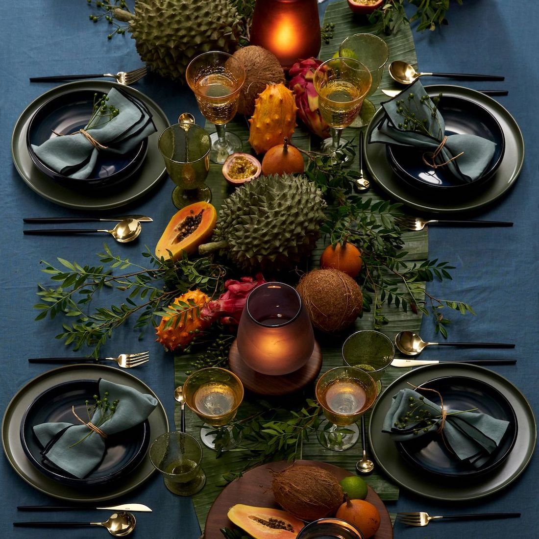 déco table sobre élégant sombre noël couvert laiton