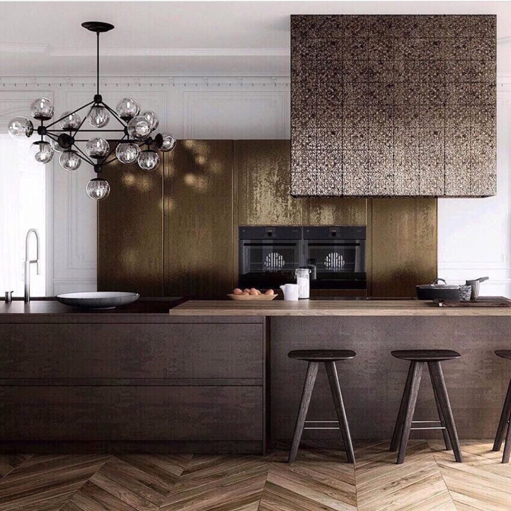 home decor interior cuisine tendance bois laiton doré sobre élégant