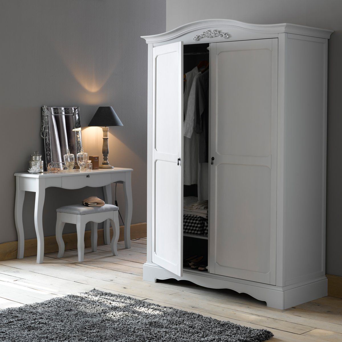 chambre parisienne table maquillage blanche mur gris perle clair