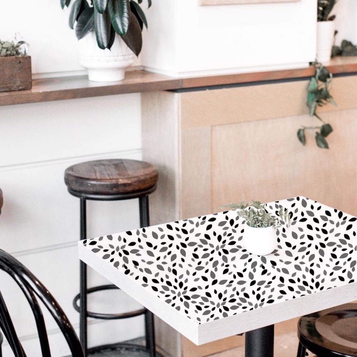 déco personnalisée table cuisine papier adhésif à pois noir et blanc tabouret rond bois et métallique