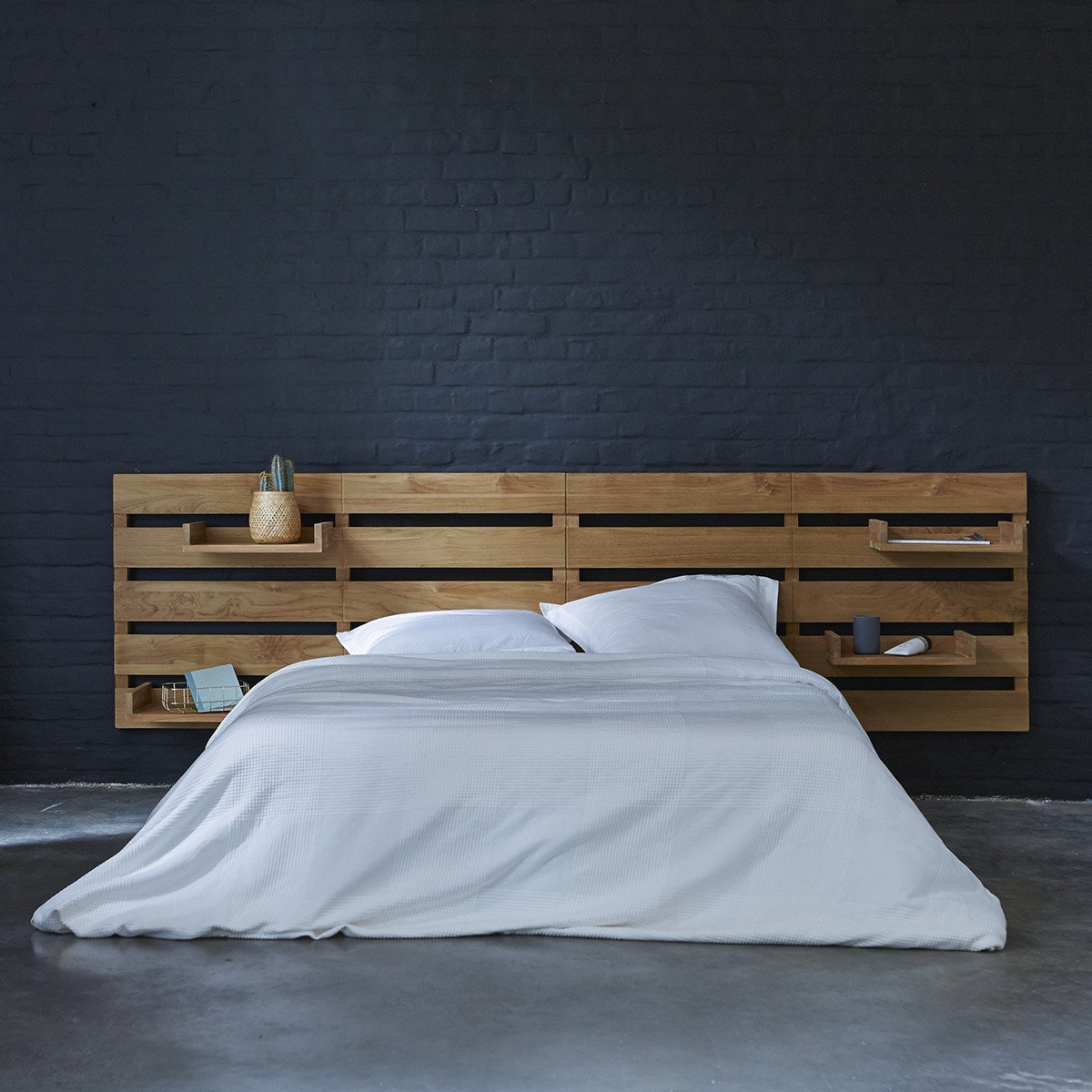 lit bois teck étagère rangement mur brique noir