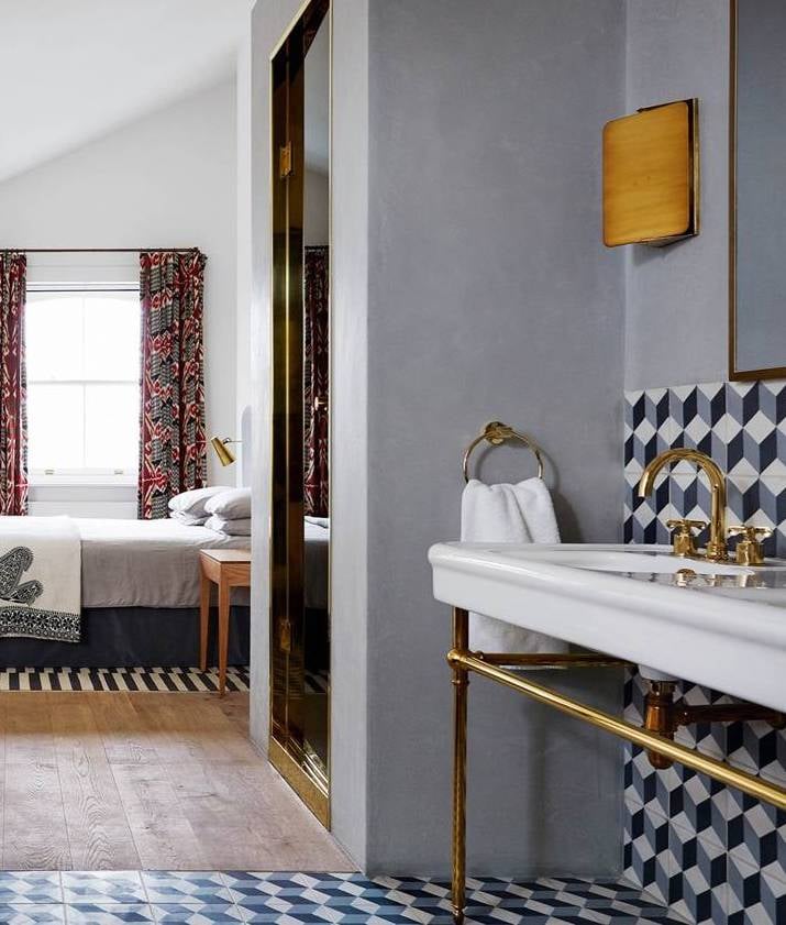 maison de famille anglaise suite parentale chic sobre moderne laiton parquet bois lamé
