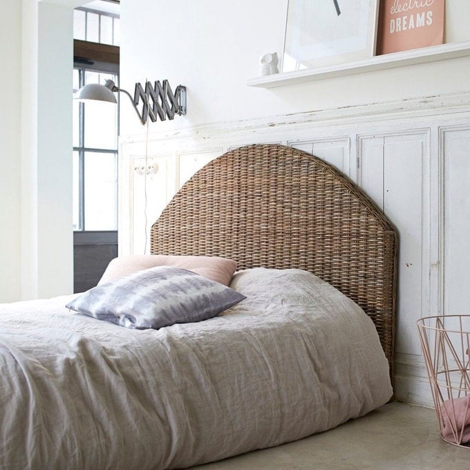rotin lit double chambre ami parentale drap coussin lin déco naturelle