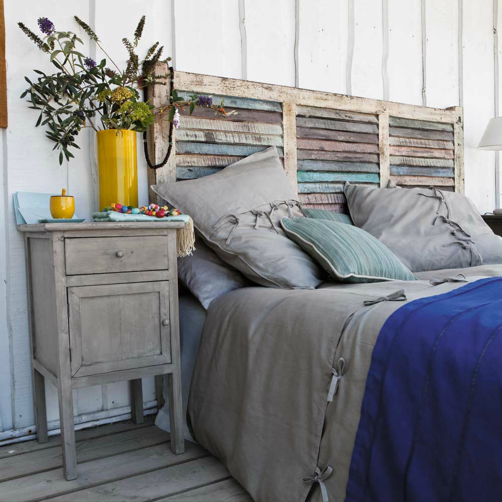 tête de lit bois recyclé effet délavé déco bleu marine parquet table de chevet bois