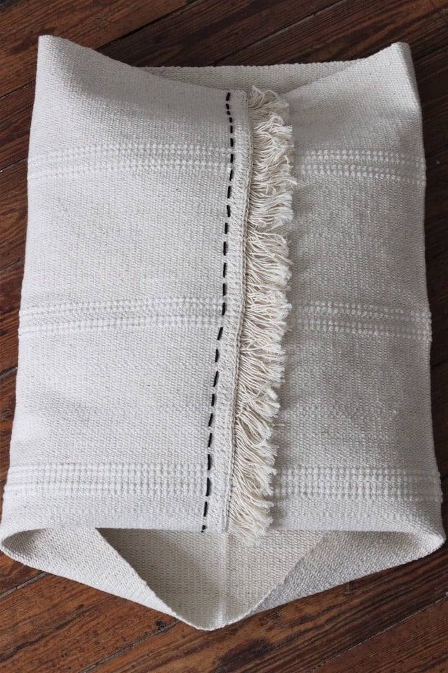 réaliser housse coussin brodé diy écru noir blanc hygge