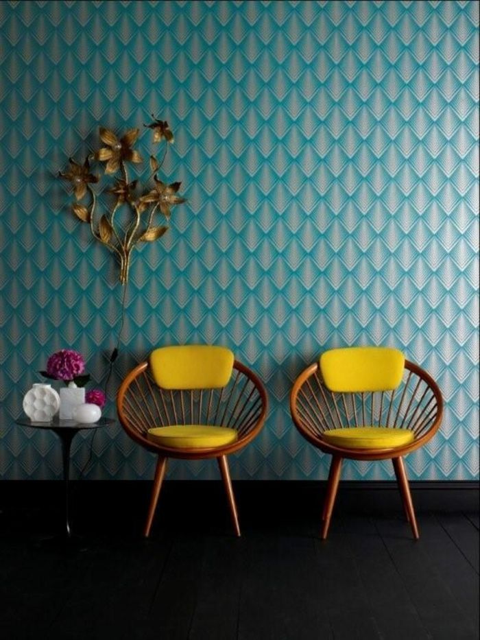la déco bleu canard papier peint motif éventail art déco fauteuil vintage rotin jaune citron rond