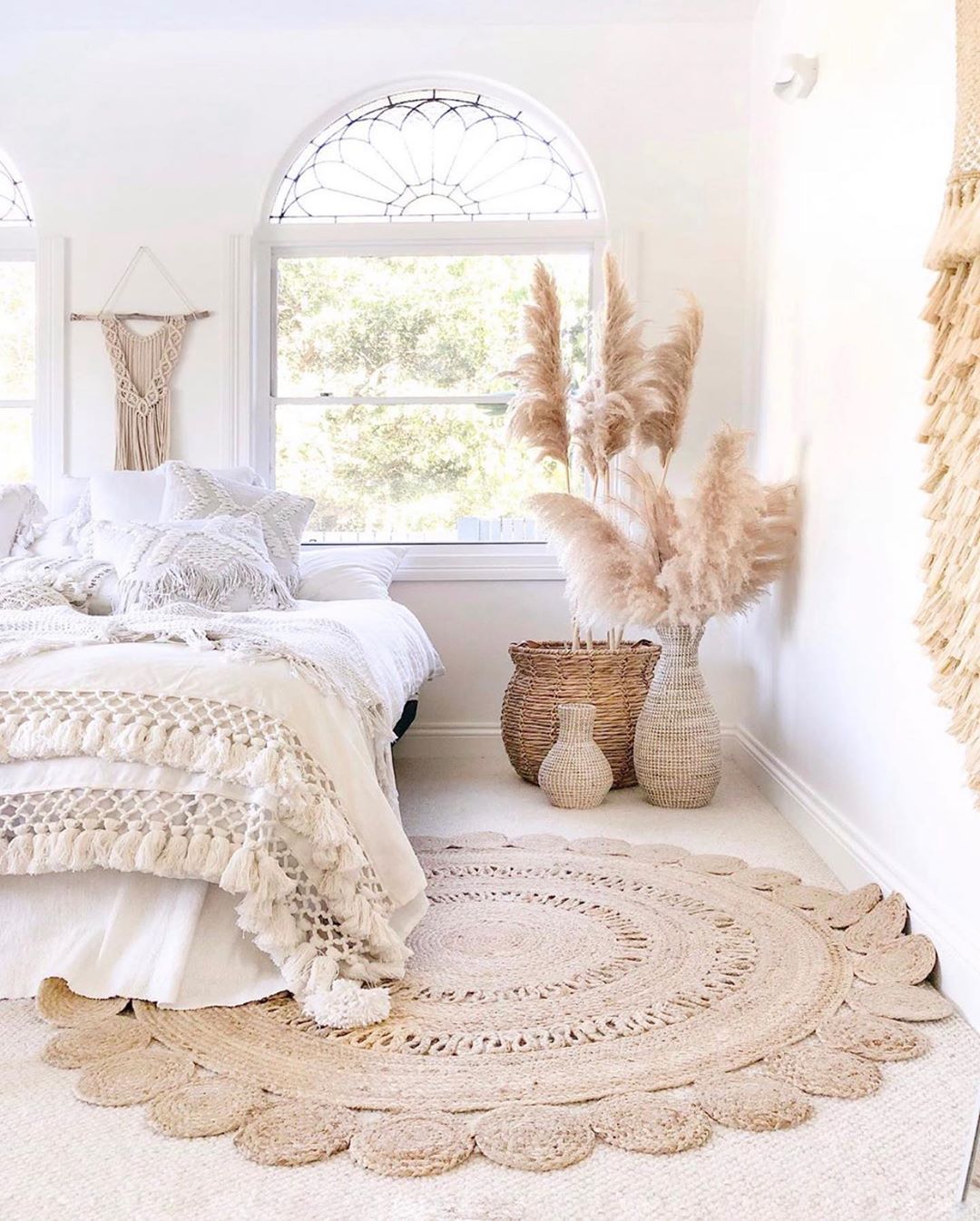 chambre déco champêtre vintage tapis fibre naturelle fleurs séchées panier osier