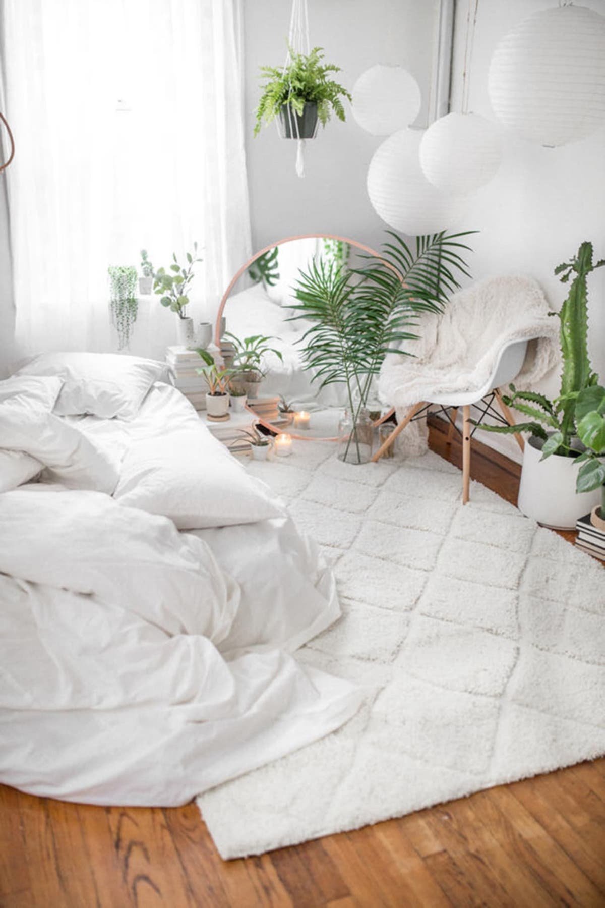 chambre épurée blanche lumineuse parquet en bois plante verte tapis univers cosy