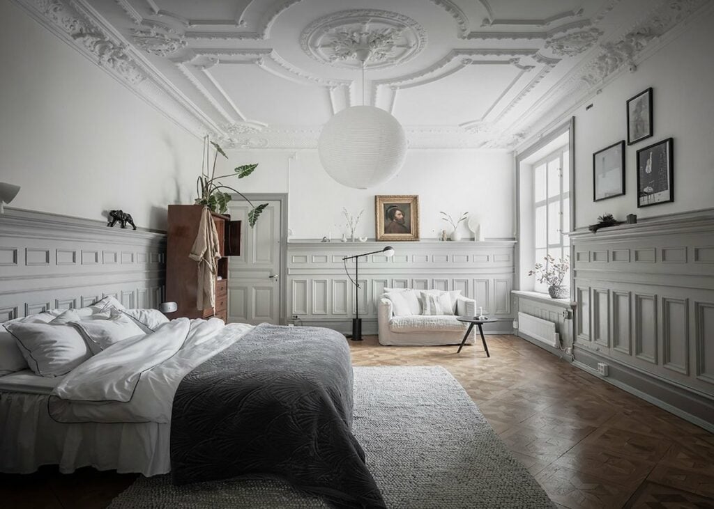 chambre moulure parquet bois tapis gris canapé blanc déco intérieure chic sobre