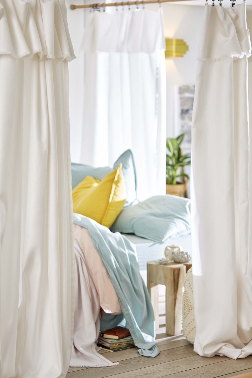 cloison amovible rideaux blancs chambre style bohème parquet bois lamé blog déco
