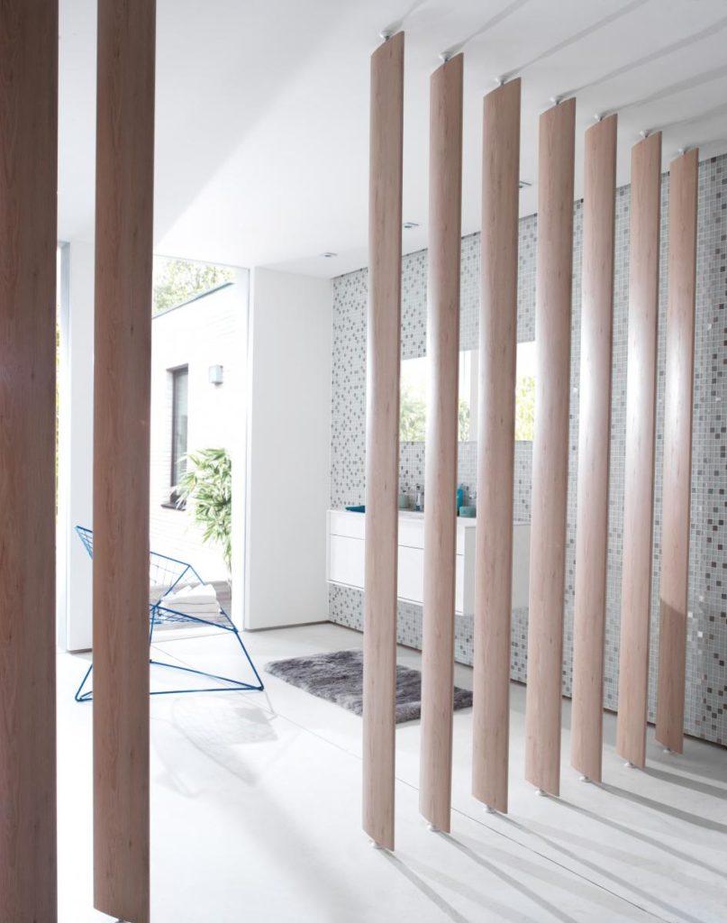 cloison lames orientables bois naturel claire séparation chambre salle de bain